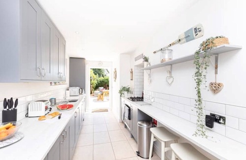 Westbourne Apartamento | Luxury garden flat, 2-min walk to beach + parking