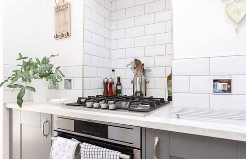 Westbourne Apartamento | Luxury garden flat, 2-min walk to beach + parking