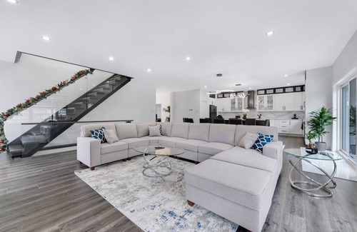 Downtown Gatineau Casa | Luxury Gatineau Home 11km to DT Ottawa: Hot Tub, BBQ & Fire Pit
