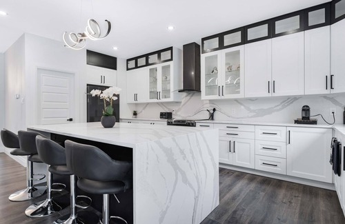 Downtown Gatineau Casa | Luxury Gatineau Home 11km to DT Ottawa: Hot Tub, BBQ & Fire Pit