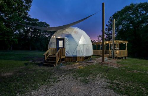 Coldspring Otro | Luxury Geo Dome with Hot Tub Perfect for a Glamping Getaway near Houston, Texas