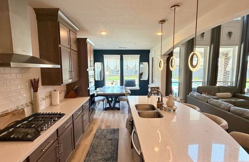 Atascocita Apartamento | Luxury Getaway w/Pool, Sauna, Gym & Lagoon