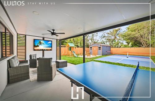 Miami Gardens Casa | Luxury Getaway with Retreat Heated pool and Jacuzzi L31