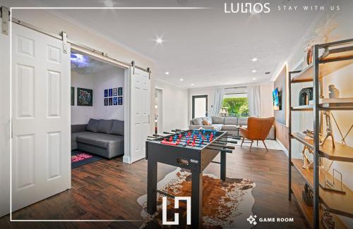 Miami Gardens Casa | Luxury Getaway with Retreat Heated pool and Jacuzzi L31