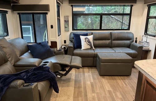 Tofino Casa | Casa de lujo de 2 1 / 2ac situada en Old Growth Forest con jacuzzi y frente al mar.