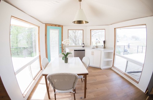 Fentress Casa | Glamping de lujo en más de 100 acres en el río San Marcos en Wahwahtaysee Resort