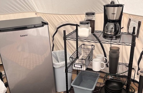 Canyon Lake Alquiler De RV | Luxury glamping with hot tub and pool in Canyon Lake