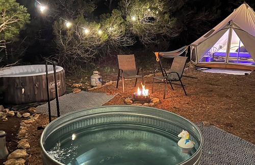 Canyon Lake Alquiler De RV | Luxury glamping with hot tub and pool in Canyon Lake
