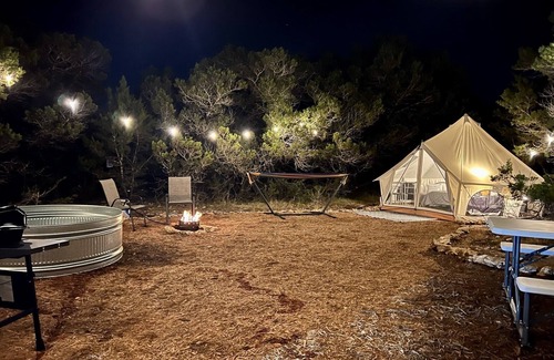 Canyon Lake Alquiler De RV | Luxury glamping with hot tub and pool in Canyon Lake