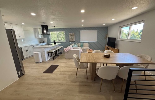 Applewood West Casa | Luxury Golden Retreat w Spa + Game Room w video games and pool table, Sleeps 15