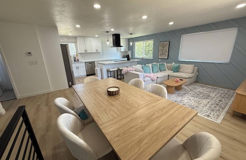 Applewood West Casa | Luxury Golden Retreat w Spa + Game Room w video games and pool table, Sleeps 15