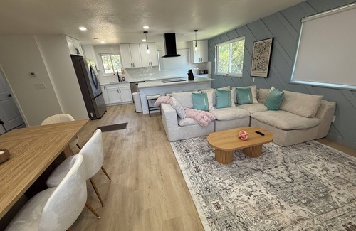 Applewood West Casa | Luxury Golden Retreat w Spa + Game Room w video games and pool table, Sleeps 15