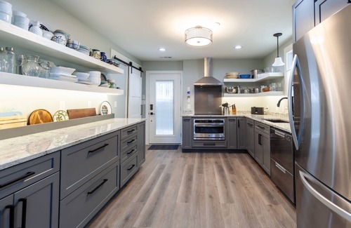 Historic District Apartamento | Luxury Gourmet Kitchen with Backyard and Parking at 1st floor Eastport Apartment