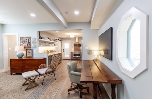 Historic District Apartamento | Luxury Gourmet Kitchen with Backyard and Parking at 1st floor Eastport Apartment