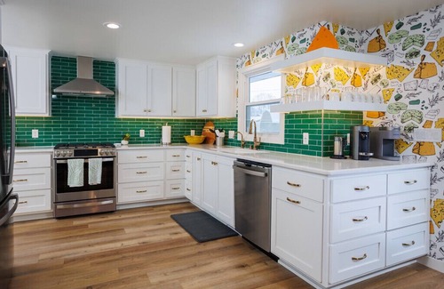 Ashwaubenon Casa | Luxury Green Bay Home - Walking Distance to Lambeau Field