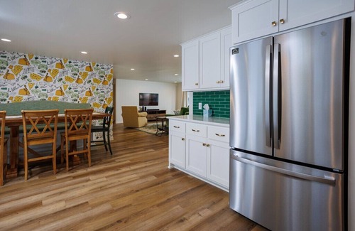 Ashwaubenon Casa | Luxury Green Bay Home - Walking Distance to Lambeau Field