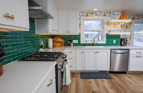 Ashwaubenon Casa | Luxury Green Bay Home - Walking Distance to Lambeau Field