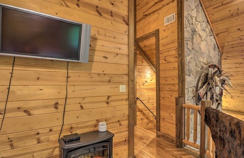Higden Cabina | Luxury Greers Ferry Cabin w/ Large Deck & Fire Pit