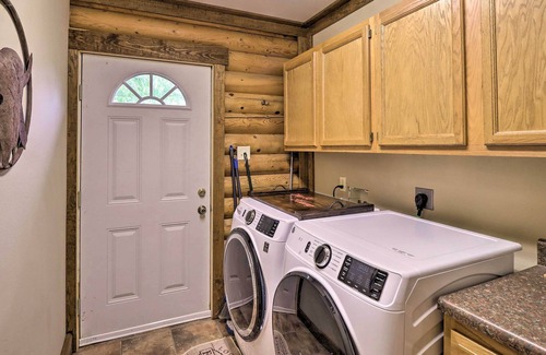 Higden Cabina | Luxury Greers Ferry Cabin w/ Large Deck & Fire Pit