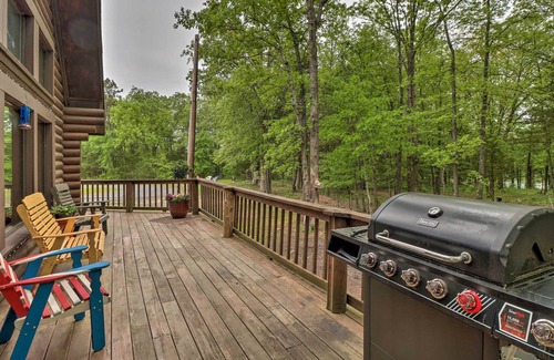 Higden Cabina | Luxury Greers Ferry Cabin w/ Large Deck & Fire Pit