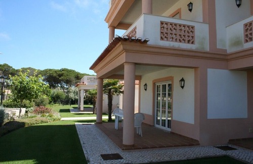 Praia del Rei Apartamento | Lujo apartamento en planta baja w / jardín en Praia del Rey Sólo a partir de € 600 a la semana
