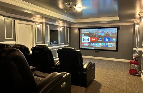 Croom Casa | Luxury Guest suite with movie theater, Lounge and Gameroom