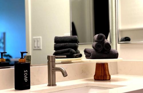Lyon Street Apartamento | Luxury Haven 10 Min From Disneyland With Pool & GYM