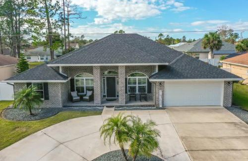 Palm Harbor Casa | Luxury Heated Pool & Spa Fenced Yard & Beach Gear
