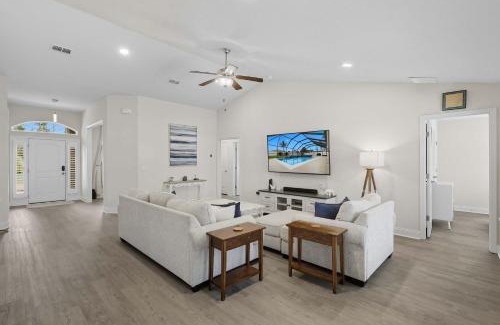 Palm Harbor Casa | Luxury Heated Pool & Spa Fenced Yard & Beach Gear
