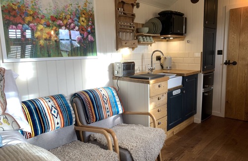 Coalpit Heath Chalet De Esquí | Luxury heated shepherd's hut in field location.