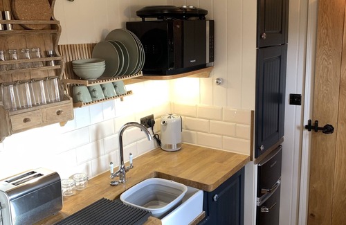 Coalpit Heath Chalet De Esquí | Luxury heated shepherd's hut in field location.