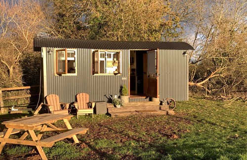 Coalpit Heath Chalet De Esquí | Luxury heated shepherd's hut in field location.