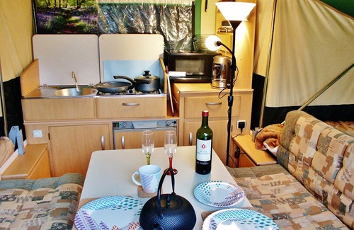 Llanidloes Cabina | Luxury, heated, wood-floored glamping. Spectacular view, hot water & Wi Fi