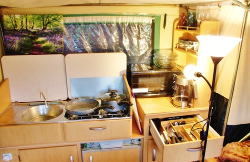 Llanidloes Cabina | Luxury, heated, wood-floored glamping. Spectacular view, hot water & Wi Fi