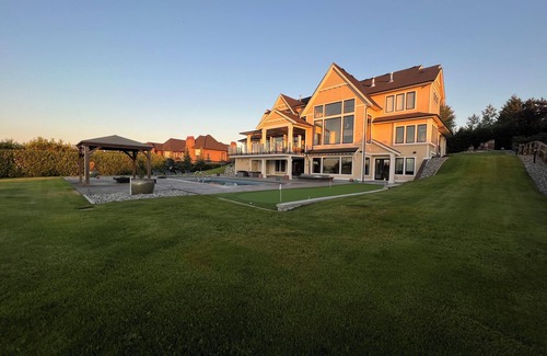 Langley Casa | Luxury Highpoint Equestrian Estate Retreat