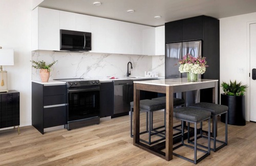 Downtown Oakland Apartamento | Luxury Highrise Condo Near SF. Coworking, Gym, Spa, Pool