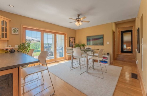 Belleville Apartamento | Luxury Hillside Farmhouse on The Bay of Quinte
