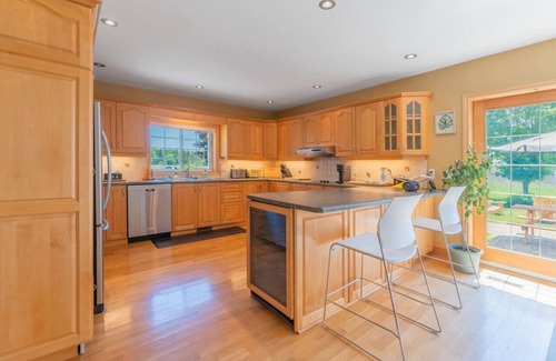Belleville Apartamento | Luxury Hillside Farmhouse on The Bay of Quinte