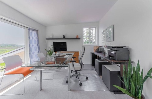 Belleville Apartamento | Luxury Hillside Farmhouse on The Bay of Quinte
