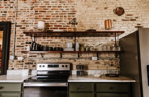 Harrodsburg Casa | Luxury Historic Downtown - Hot Tub - Sleeps 9 - Bourbon Trail - Modern Amenities
