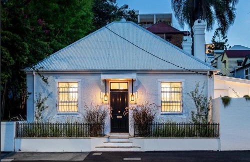 Spring Hill Casa | Luxury Historic Landmark Holdgates Cottage