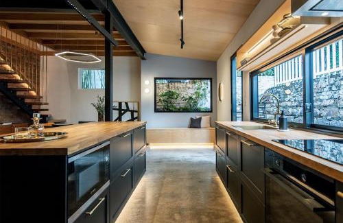 Spring Hill Casa | Luxury Historic Landmark Holdgates Cottage