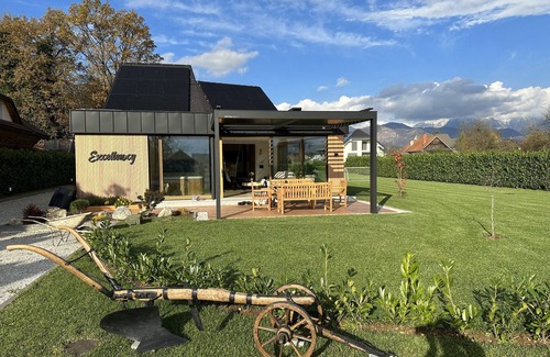 Sencur Casa | Luxury Holiday Home with Terrace Hot tub and Sauna