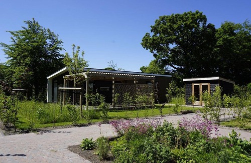 Sint Nicolaasga Casa | Casa de lujo rodeada de agua y bosque.