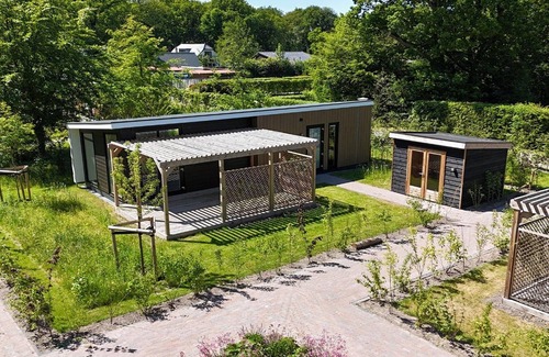 Sint Nicolaasga Casa | Casa de lujo rodeada de agua y bosque.