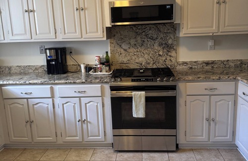 Kenner - Louis Armstrong International Airport Casa | Luxury Home: 4 Beds 2.5 Baths. 7 mnts from Airport