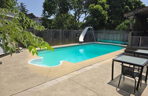 Whitby Casa | Luxury home 4BR, Pool, & 5 Mins to 401