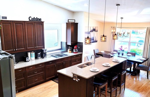 Northwest Calgary Casa | Luxury Home, 5BR, 2King, HotTub, Movie Theater, Game Room, Play Room and More