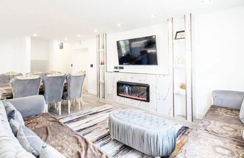 St. Catharines Casa | Luxury Home by the Lake [5 Bedrooms & 2 Baths]