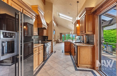 Coeur d'Alene Casa | Luxury Home—Fireplaces, Hot Tub, Fire Pit, Soaking Tub & Stunning Views for Ultimate Relaxation!